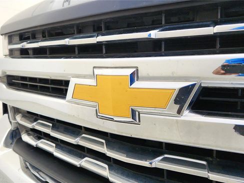 Used 2019 Chevrolet Silverado 1500 LTZ AWD/4WD image 16