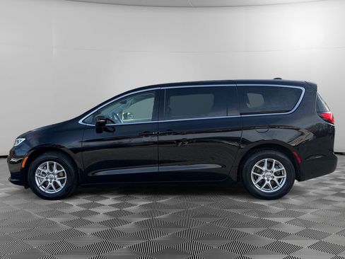 Used 2024 Chrysler Pacifica Touring-L image 4