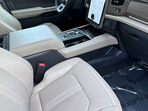 Used 2024 Ford Expedition Limited image 13