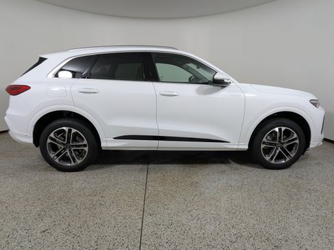 Certified 2025 Audi Q5 Premium w/ Premium Plus AWD/4WD image 8