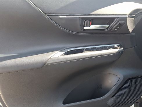 Used 2023 Toyota Venza image 12