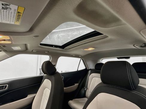 Used 2025 Hyundai Venue SEL FWD image 26