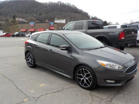Used 2015 Ford Focus SE w/ SE Sport Package image 5