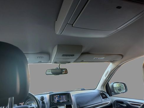Used 2013 Chrysler Town & Country Touring FWD image 19