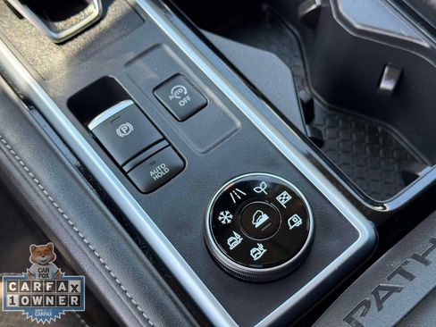Used 2025 Nissan Pathfinder SL AWD/4WD image 33