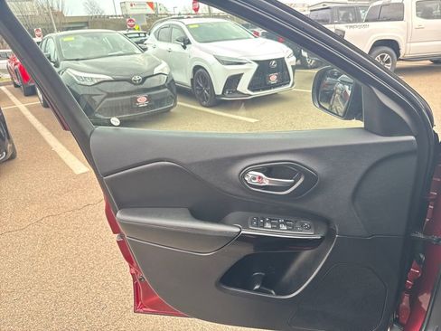 Used 2019 Jeep Cherokee Latitude Plus image 29