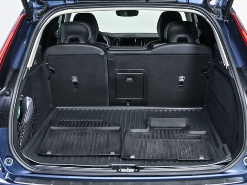 Certified 2023 Volvo XC60 B5 Ultimate w/ Climate Package image 32