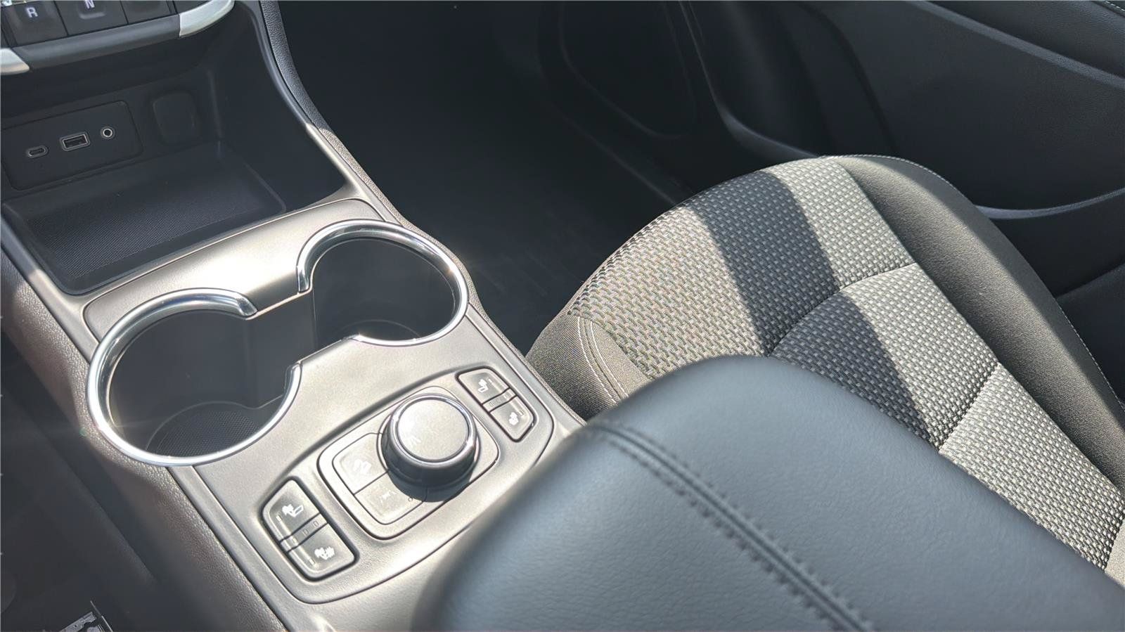 Used 2024 GMC Terrain SLE w/ Driver Convenience Package FWD image 13
