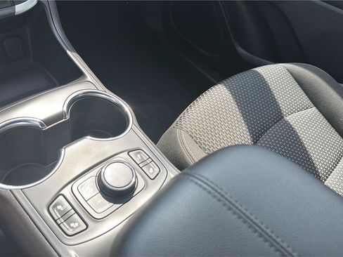 Used 2024 GMC Terrain SLE w/ Driver Convenience Package FWD image 13