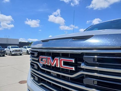 Used 2024 GMC Sierra 1500 AT4 w/ Technology Package AWD/4WD image 9