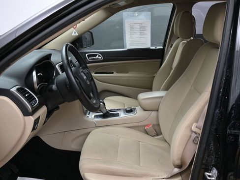 Used 2018 Jeep Grand Cherokee Laredo AWD/4WD image 13