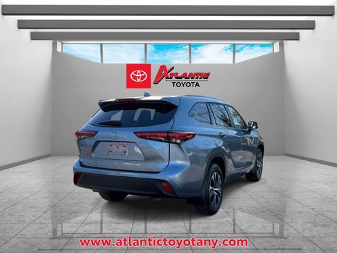 Used 2023 Toyota Highlander XLE AWD/4WD image 6