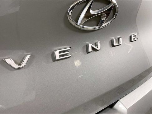 Used 2022 Hyundai Venue SEL FWD image 7