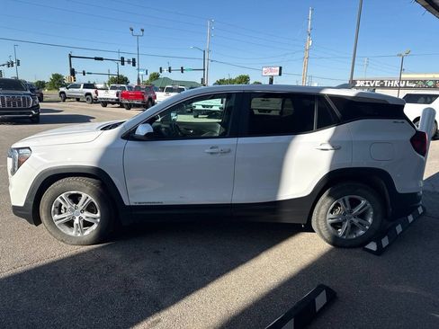 Used 2022 GMC Terrain SLE FWD image 3