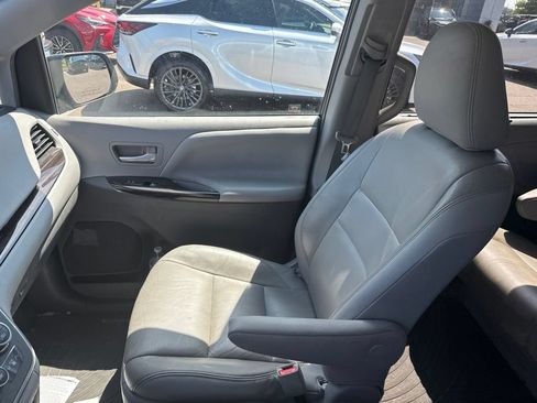 Used 2015 Toyota Sienna XLE Premium FWD image 20