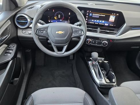 Used 2024 Chevrolet Trax LT FWD image 10