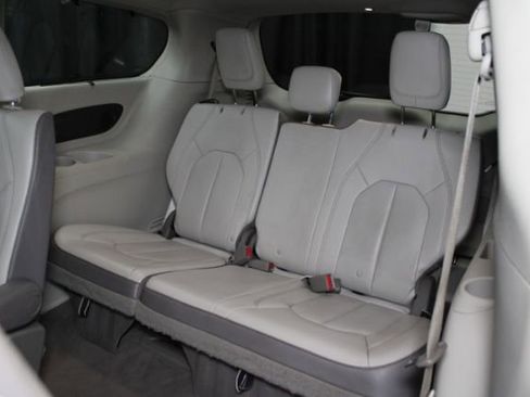 Used 2017 Chrysler Pacifica Touring-L Plus image 24