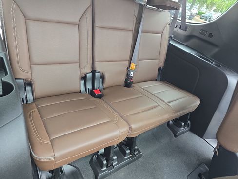 Used 2024 Chevrolet Suburban High Country AWD/4WD image 12
