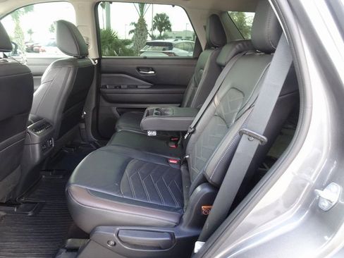 Used 2023 Nissan Pathfinder Platinum w/ Cargo Package image 8