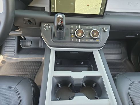 Certified 2025 Land Rover Defender 90 X-Dynamic SE AWD/4WD image 25