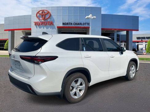 Used 2025 Toyota Highlander LE FWD image 8