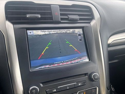 Used 2017 Ford Fusion SE w/ Fusion SE Technology Package image 25