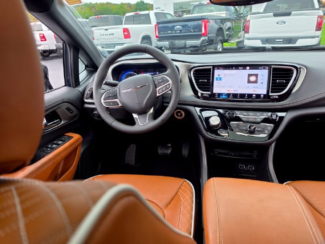 Used 2025 Chrysler Pacifica Pinnacle FWD image 17