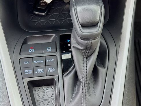 Used 2025 Toyota RAV4 XLE AWD/4WD image 19