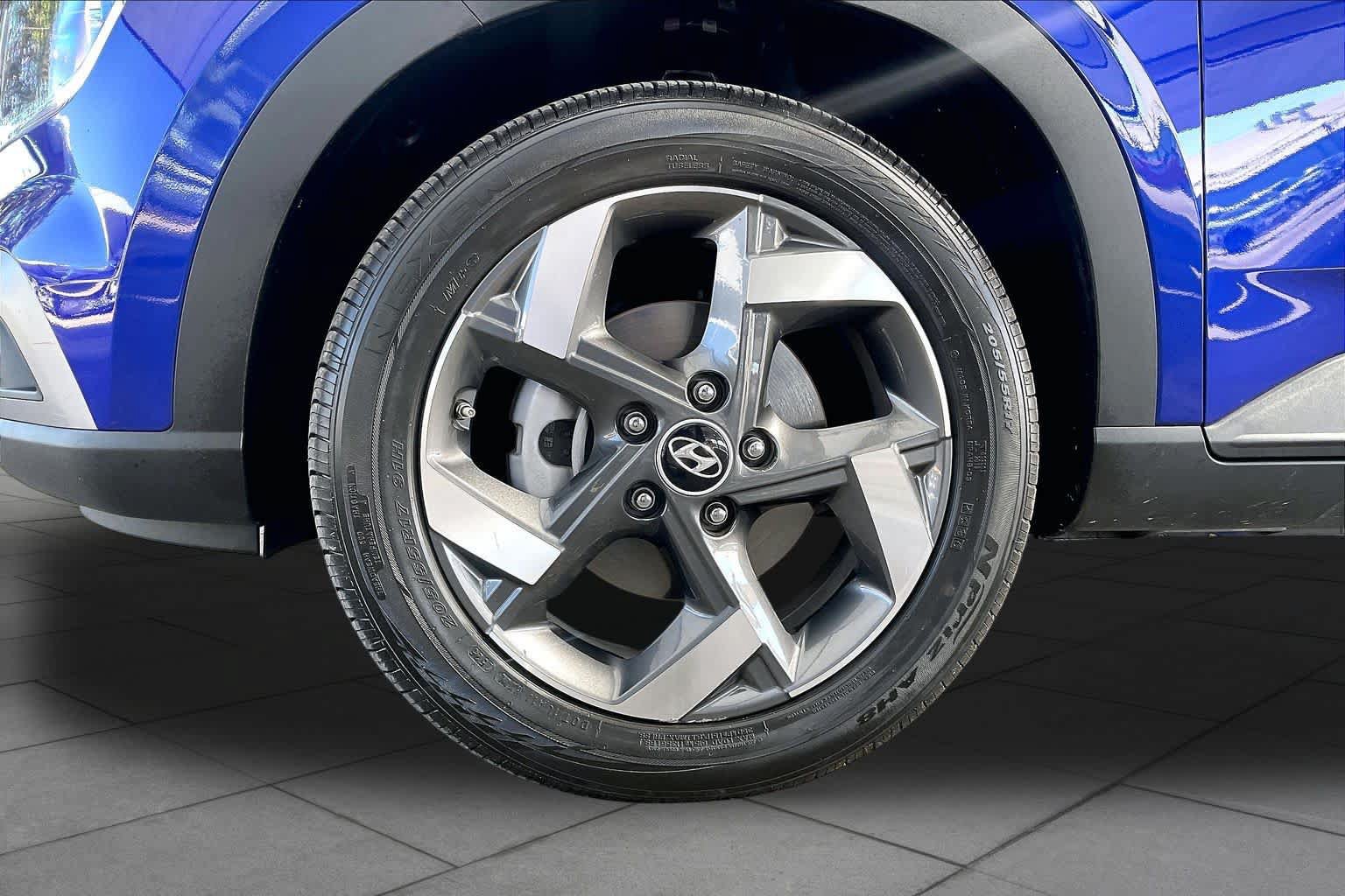 Certified 2025 Hyundai Venue SEL FWD image 11