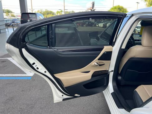 Used 2019 Lexus ES 300h Ultra Luxury w/ Accessory Package 2 FWD image 57