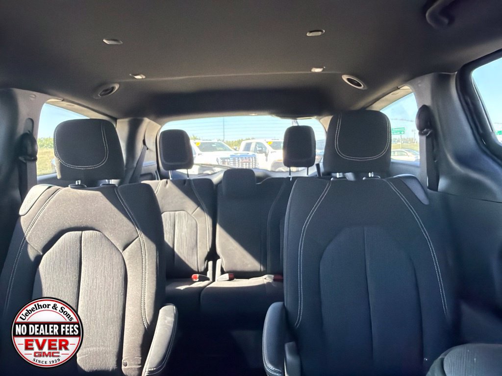 Used 2024 Chrysler Pacifica Touring FWD image 19