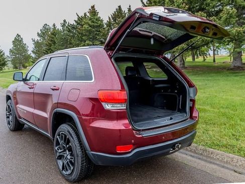 Used 2019 Jeep Grand Cherokee Laredo AWD/4WD image 8