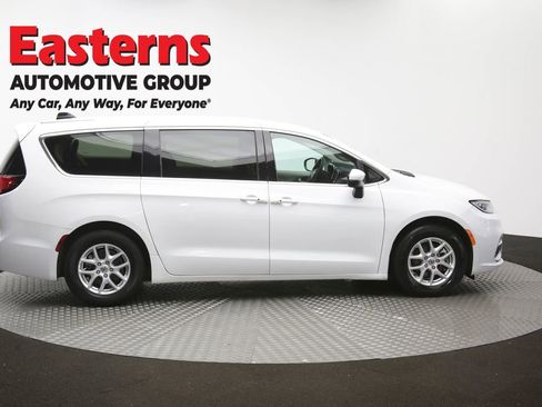 Used 2023 Chrysler Pacifica Touring-L FWD image 44