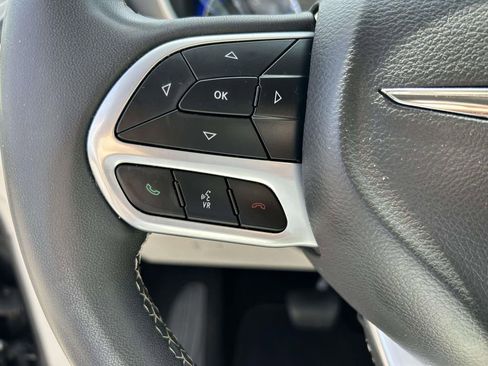 Used 2023 Chrysler Pacifica Touring-L FWD image 21