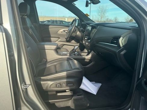 Used 2023 Chevrolet Traverse Premier FWD image 30