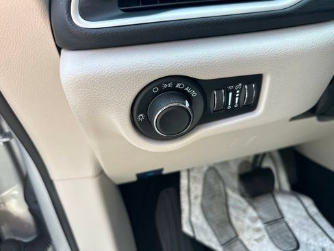 Used 2023 Chrysler Voyager LX FWD image 17
