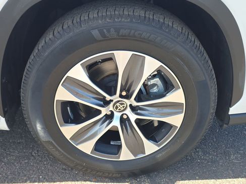 Used 2022 Toyota Highlander XLE FWD image 11