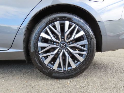 Used 2025 Nissan Altima 2.5 SV FWD image 8