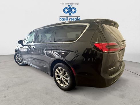 Used 2026 Chrysler Pacifica Limited image 4