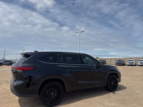 Used 2022 Toyota Highlander L FWD image 19