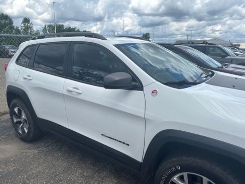 Used 2016 Jeep Cherokee Trailhawk w/ Cold Weather Group AWD/4WD image 27