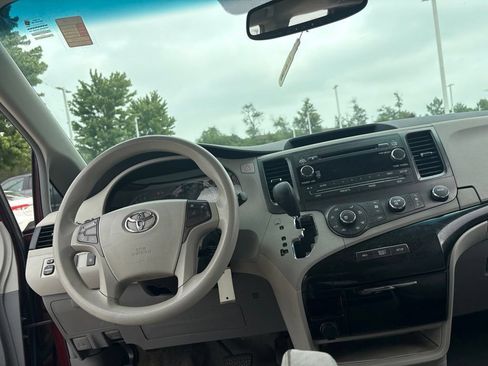 Used 2012 Toyota Sienna LE FWD image 19