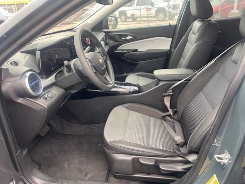 Used 2025 Chevrolet Trax LT FWD image 8