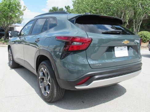 Used 2025 Chevrolet Trax LT w/ Driver Confidence Package FWD image 4