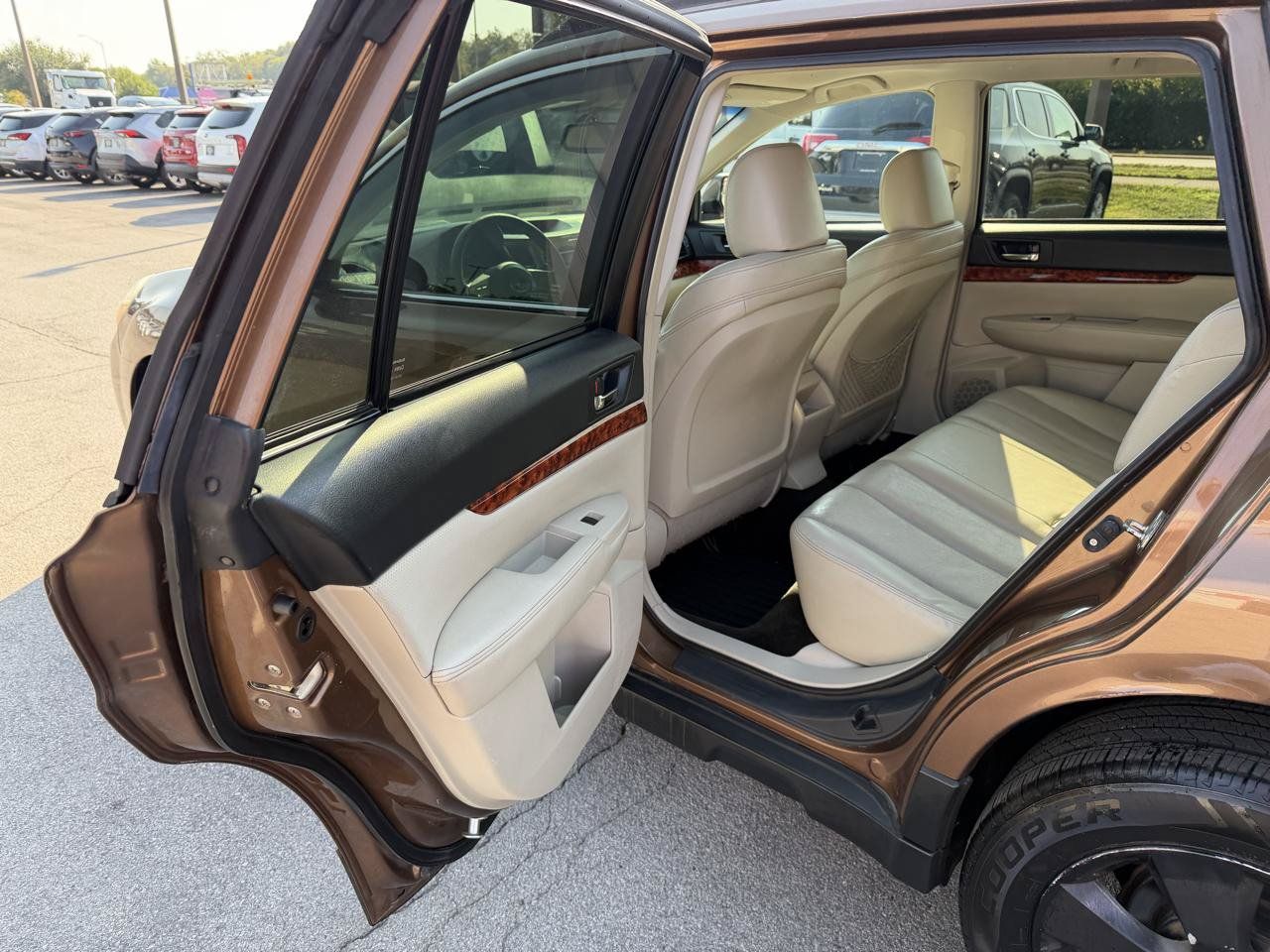 Used 2011 Subaru Outback 2.5i Limited w/ PWR Moonroof Pkg AWD/4WD image 12