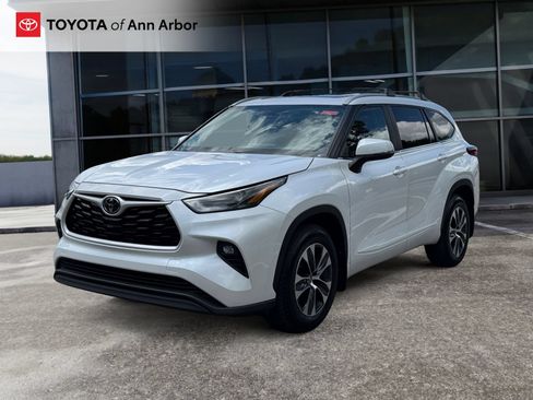 Used 2023 Toyota Highlander XLE AWD/4WD image 9