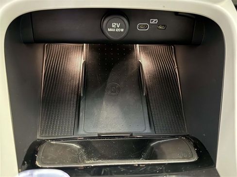 Used 2025 Volvo XC40 B5 Plus w/ Protection Package Premier image 24