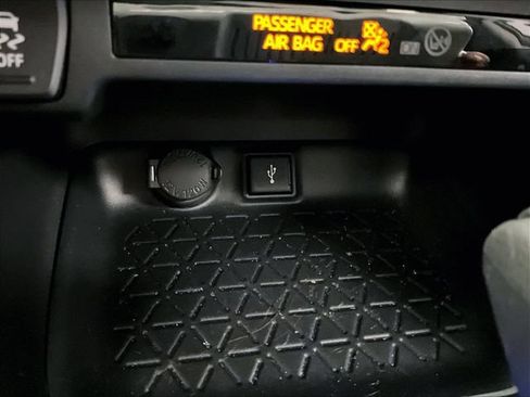 Used 2021 Toyota RAV4 LE AWD/4WD image 31
