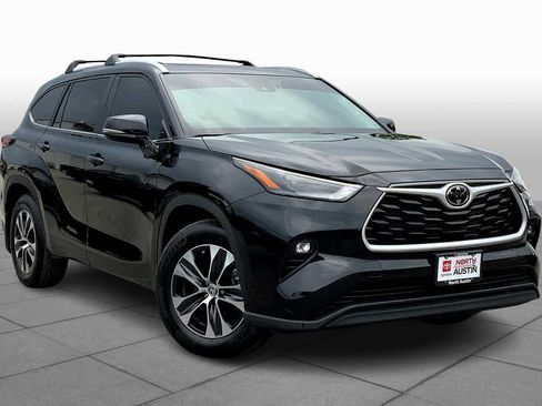 Used 2024 Toyota Highlander XLE FWD image 3