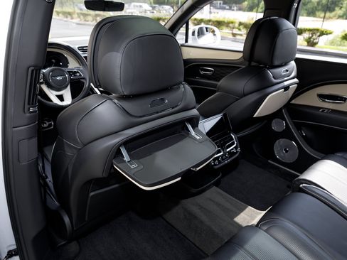 Certified 2023 Bentley Bentayga Extended Wheelbase AWD/4WD image 29